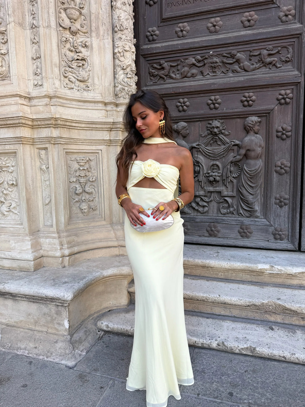 ANA | VESTIDO AMARILLO PASTEL CON DETALLE DE FLOR