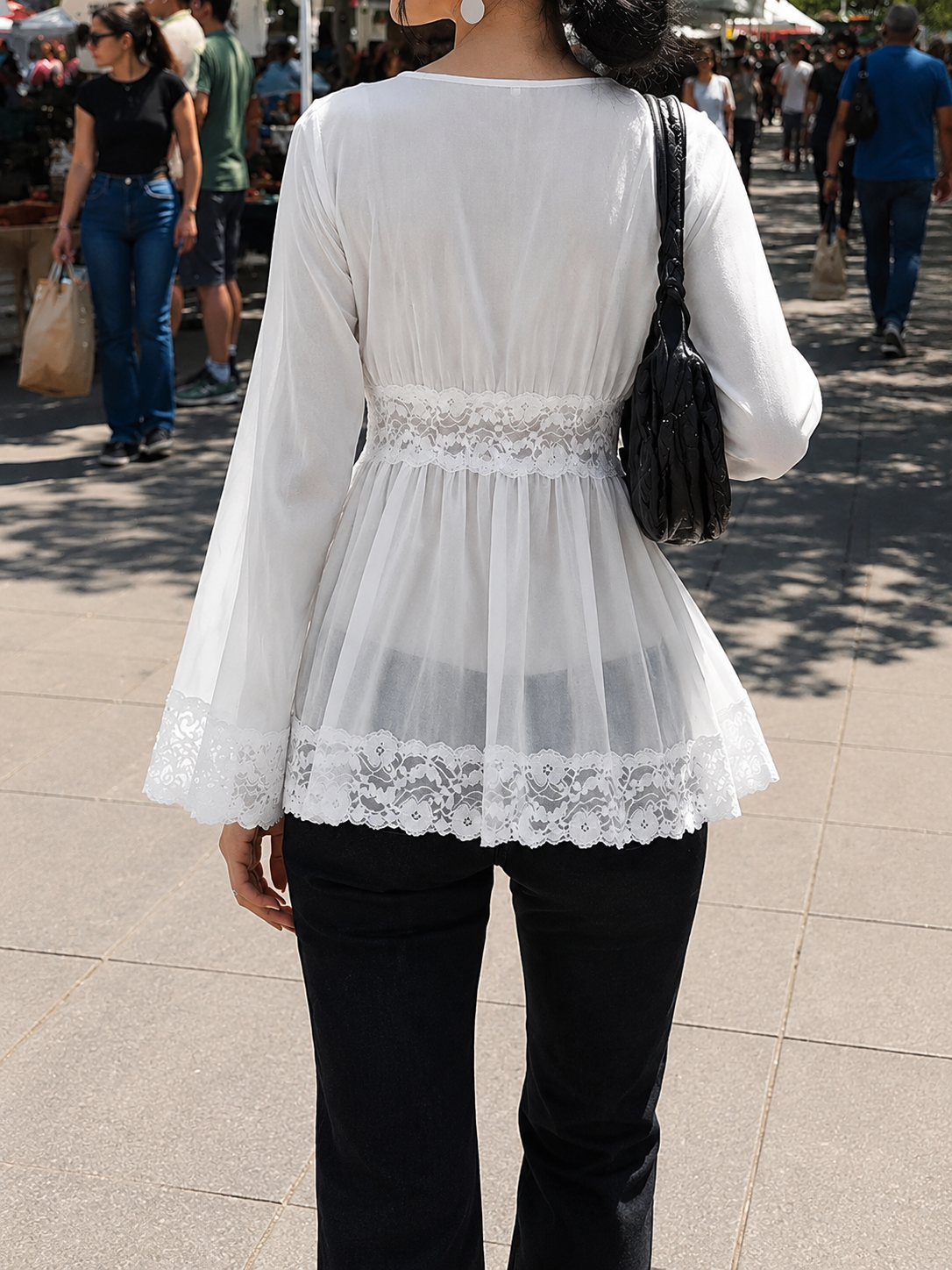 MARTA | BLUSA ACAMPANADA CON DETALLES DE ENCAJE