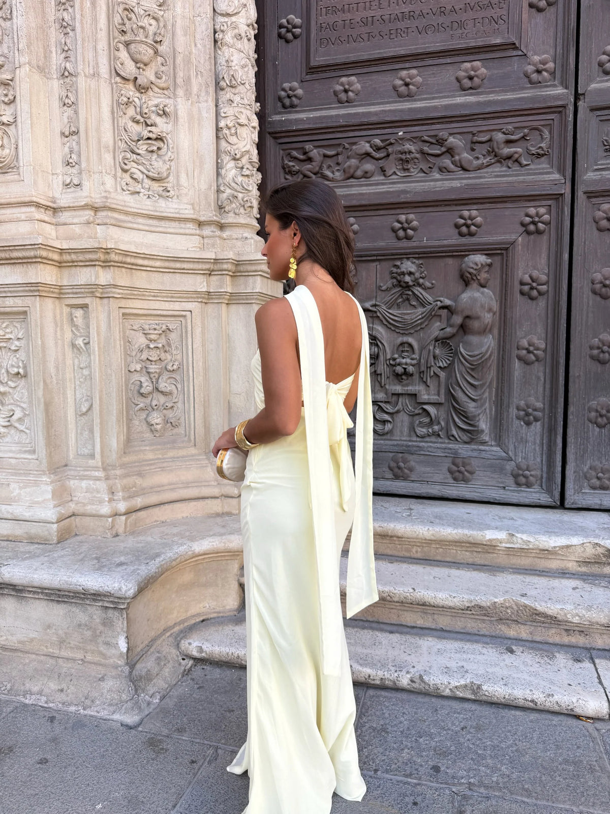 ANA | VESTIDO AMARILLO PASTEL CON DETALLE DE FLOR