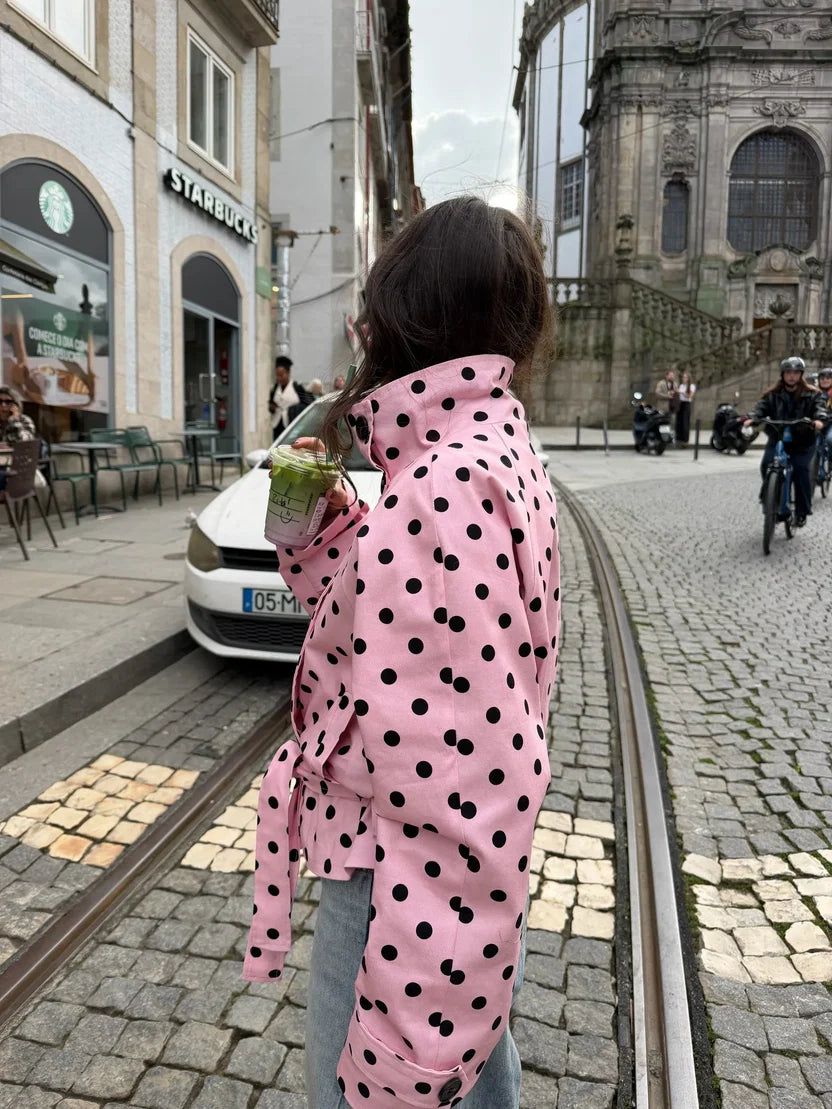 VALERIA | TRENCH CORTO ROSA CON LUNARES